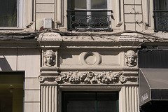Fronton rectangulaire au-dessus d'une porte, Rue du Président Edouard Herriot (Lyon, France)