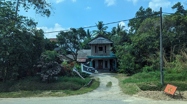 Deux drapeaux, une maison