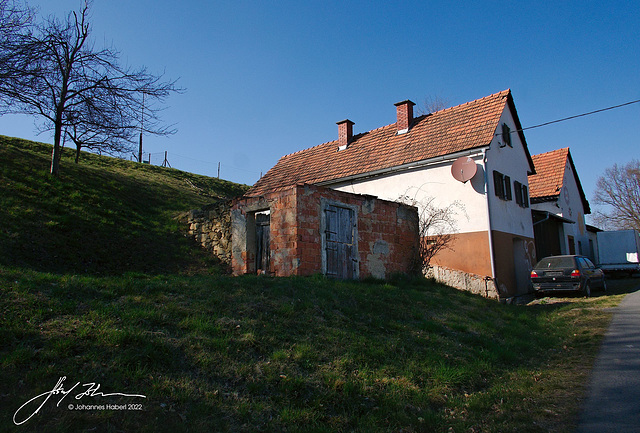 Hausruine und altes Auto