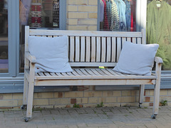 Die Bank mit Kissen Die Bank mit Kissen