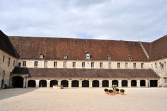 La cour et le cloître de l'abbaye du Moncel - Oise