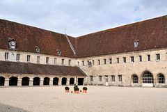 La cour et le cloître de l'abbaye du Moncel - Oise