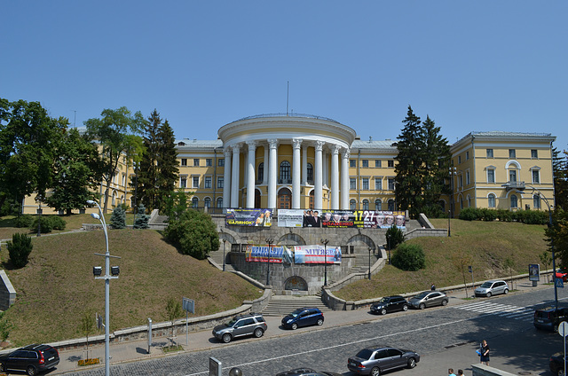 Киев, Октябрьский Дворец (бывш. Институт Благородных Девиц)