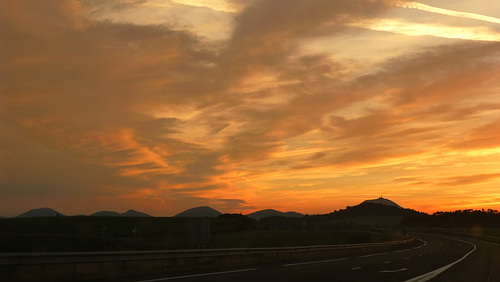 la chaîne des Puys au soleil levant...