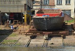 Mit der Barkasse durch den Hafen: "Antiker" Lastkahn