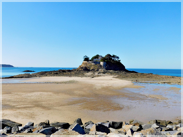 Le fort et l'anse Du Guesclin à Saint Coulomb (35)