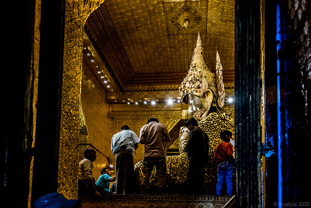 vor dem Mahamuni-Buddha-Bild (© Buelipix)