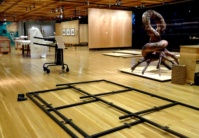 Dismantling the exhibition