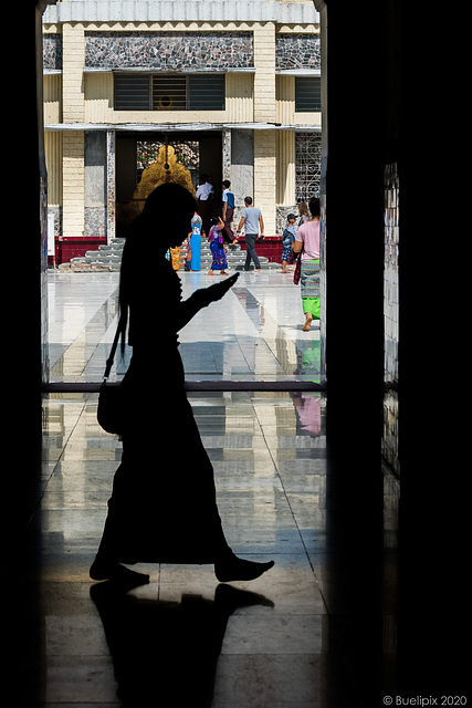 ... immer mt Smartphones unterwegs ... auch im Mahamuni Buddha Tempel (© Buelipix)