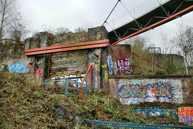 Erhaltener Widerlager der früheren Erzbahnbrücke (Bochum) / 14.01.2019