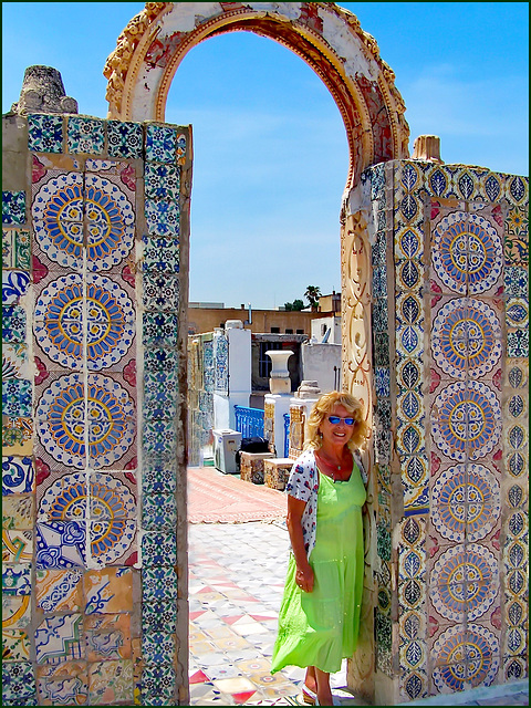 Tunisi : Sui tetti della Medina migliaia di piastrelle artistiche con i grafismi  tipici della produzione tunisina