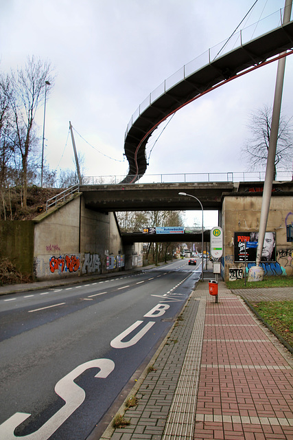 Gahlensche Straße mit Eisenbahnbrücke und Erzbahnschwinge (Bochum) / 14.01.2019