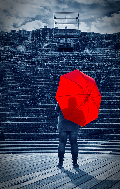 parapluie rouge au théatre Gallo-Romain