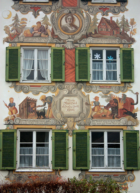 A wall decorated with Hansel and Gretel tale