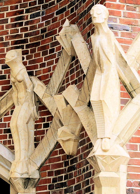 Figuren an der Fassade