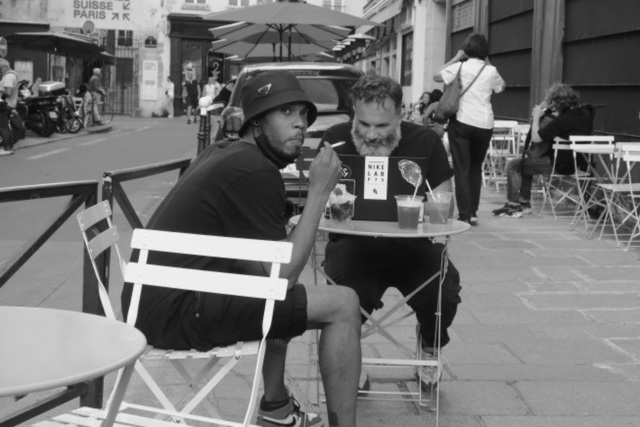 Paris - mais pourquoi il fait ma photo ce mec?