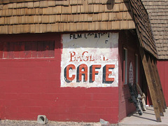 Vieille enseigne murale du Bagdad Café (Route 66 Californie)
