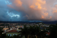 Abendliche Wolken über Puerto de la Cruz
