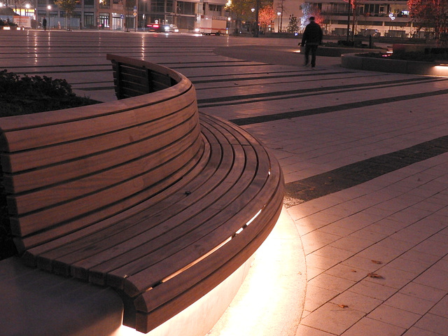 (Hbm) New Chairs an Benches on the Theater Square