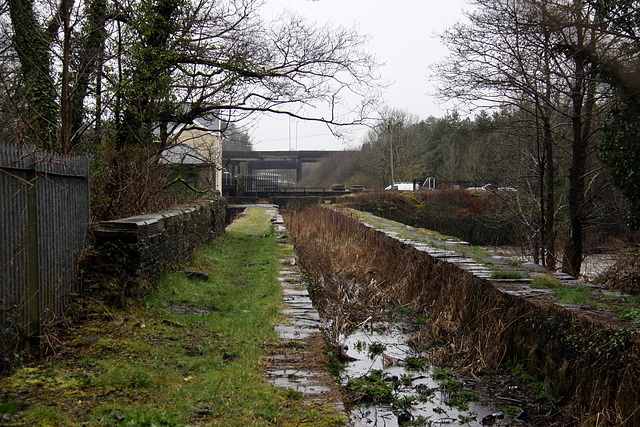 Dry canal aqueduct