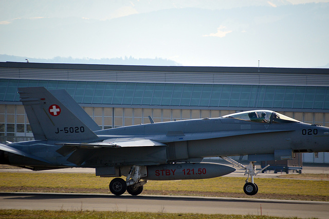 Boeing F/A-18 Hornet J-5020 Swiss Airforce Payerne Airbase Switzerland Februar 2019, kurz vor dem Aufsetzen bei der Landung