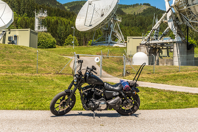 Harley bei der Erdfunkstation