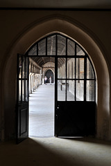 Vers la galerie du cloître de l'abbaye du Moncel