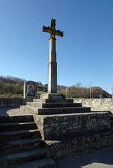 Steinernes Kreuz auf dem Burg und Kirchhügel bei Font