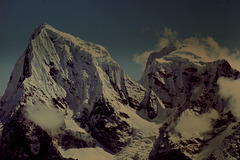 Taboché à gauche et Cholatsé dans le massif du Khumbu