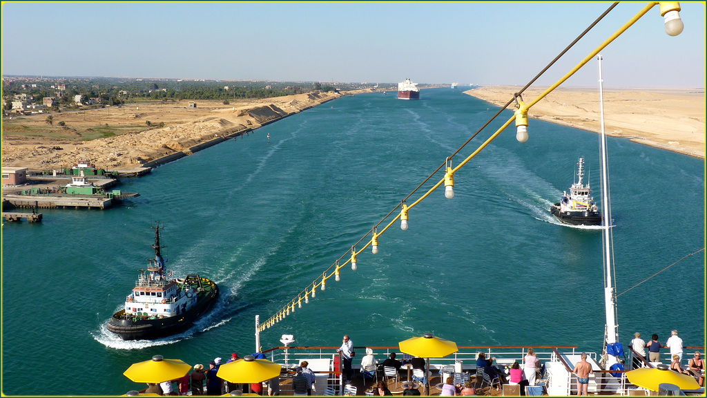 Canale di Suez : Costa Luminosa guidata dal pilota e scortata da due rimorchiatori di sicurezza