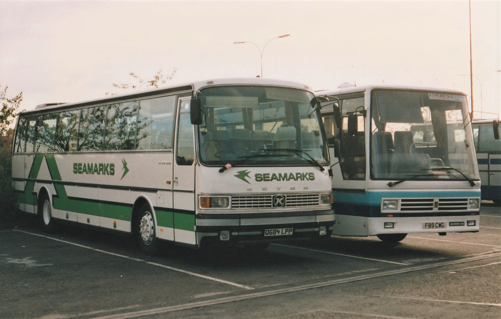 Seamarks 198 (Q684 LPP) and Wilfreda-Beehive 25 (F89 CWG) at Gatwick Airport – 4 Nov 1990 (132-4)