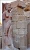 LUXOR : Una antica scultura tra le rovine di Tebe, la prima capitale dell'Egitto