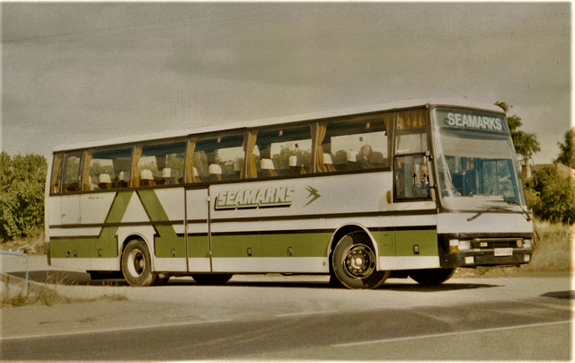 Seamarks Coach and Travel B455 AUR leaving Sanara Services at Red Lodge – 3 Sep 1988 (73-12)