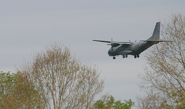 Airbus CN 235 s'appretant à atterrir à Bergerac (24)