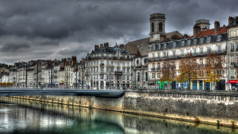 BESANCON: Le quai Vauban, l'Egilse de la Madeleine, le pont Battant.