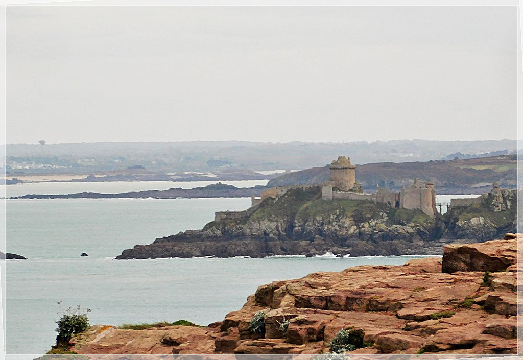 Vue depuis le Cap Fréhel vers le Fort Lalatte (22)