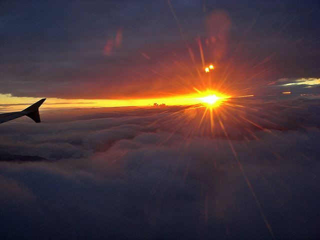 Sonnenuntergang zwischen zwei Wolkendecken