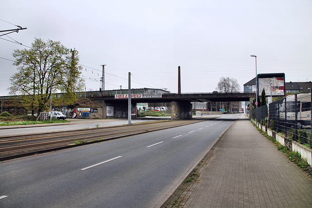 Aktienstraße mit Eisenbahnbrücke (Mülheim an der Ruhr) / 30.03.2024