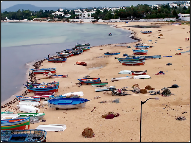 Hammamet : la grande spiaggia davanti alla Medina ospita tante barche di pescatori che ci raccontano le loro storie di pesca