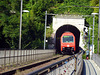 Die S12 von Schffahausen nach Brugg fährt durch den durch den Tunnel bei Laufen am Rheinfall