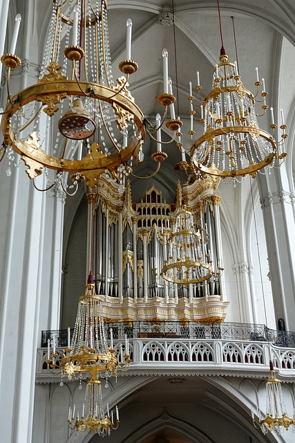 Organ pipes and candelabra