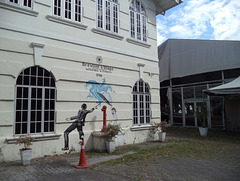 Mariage avec parapluie et une borne-fontaine / Wedding with an umbrella and a hydrant