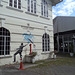 Mariage avec parapluie et une borne-fontaine / Wedding with an umbrella and a hydrant