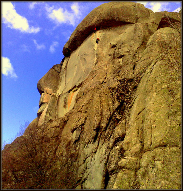 El Cancho Largo. Two climbers approaching the overhang / crux.