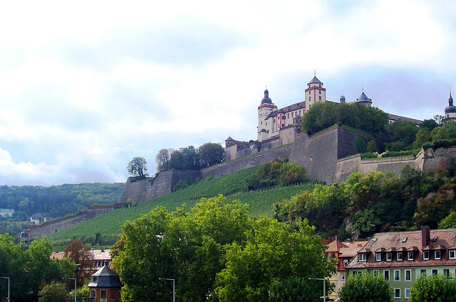 DE - Würzburg - Residenz, von der Mainbrücke gesehen