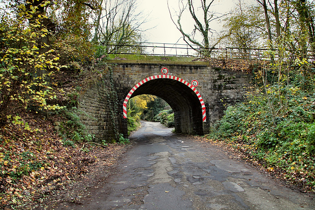 Brücke der ehem. Bahnstrecke Solingen–Wuppertal-Vohwinkel über der Walder Straße (Solingen-Gräfrath) / 16.11.2017