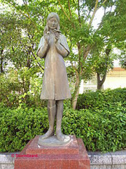 Sadako Sakasi in Hiroshima Peace Park.
