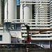 Marinier sur fond de silos