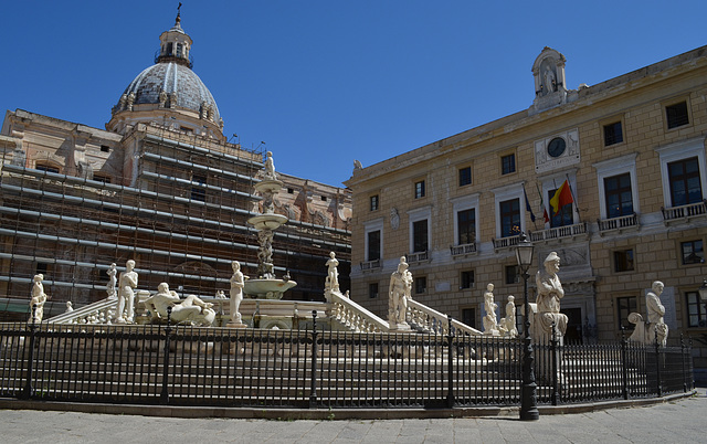 Palermo, Fontana Pretoria and Palazzo Pretorio