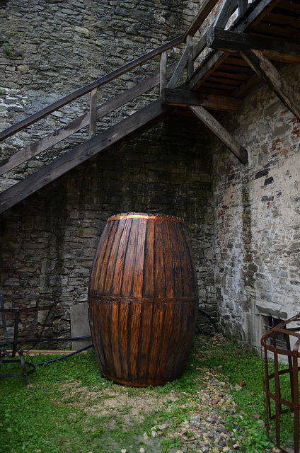 Хотинская крепость, Бочка во дворе / The Fortress of Khotyn, Barrel in the Courtyard